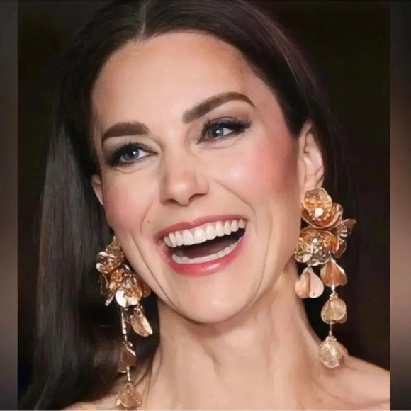 Zara Kate Middleton Famous Cascading Floral Earrings - Picture 2 of 16